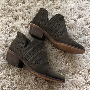 Vince Camuto Prasata booties